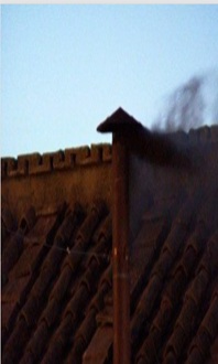 Une première fumée noire depuis la cheminée de la chapelle Sixtine