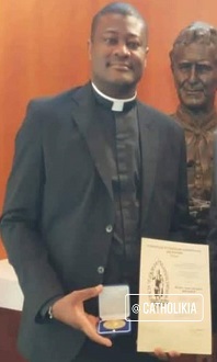 UN PRÊTRE IVOIRIEN NOMMÉ CEREMONIAIRE DU PAPE FRANÇOIS