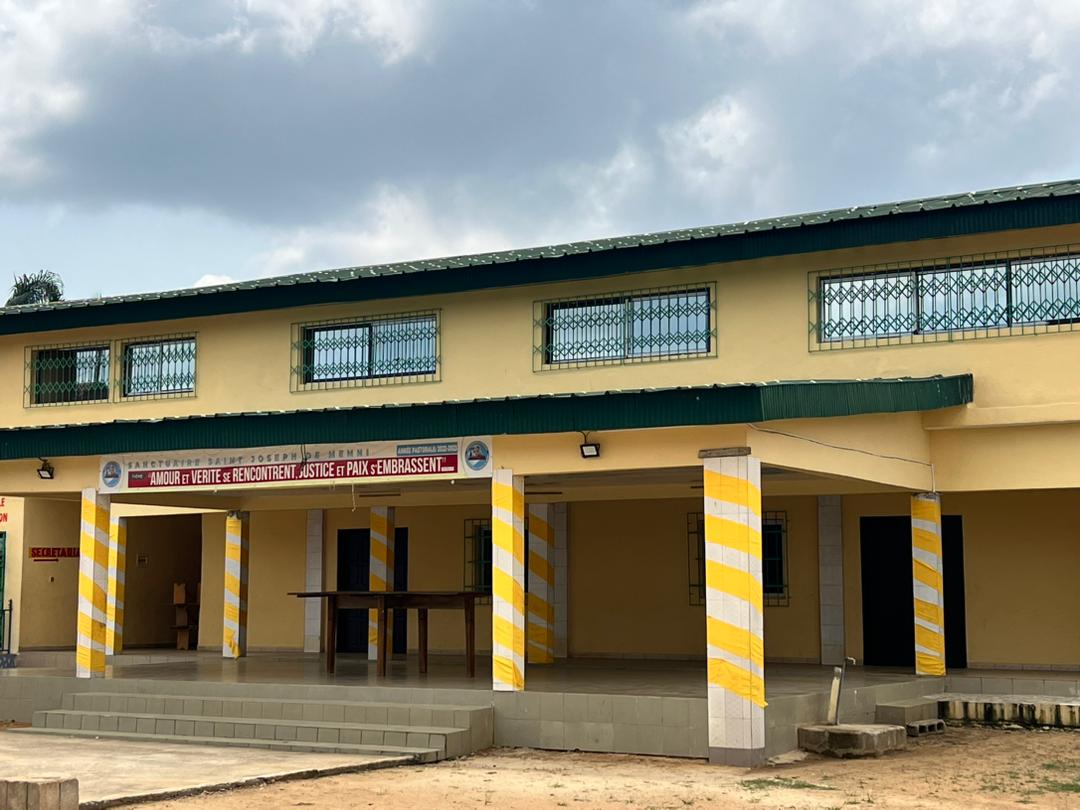 Le nouveau bâtiment administratif avec les nouveaux bureaux et Salles de récollection ainsi qu'une salle de réception climatisée de 100 places