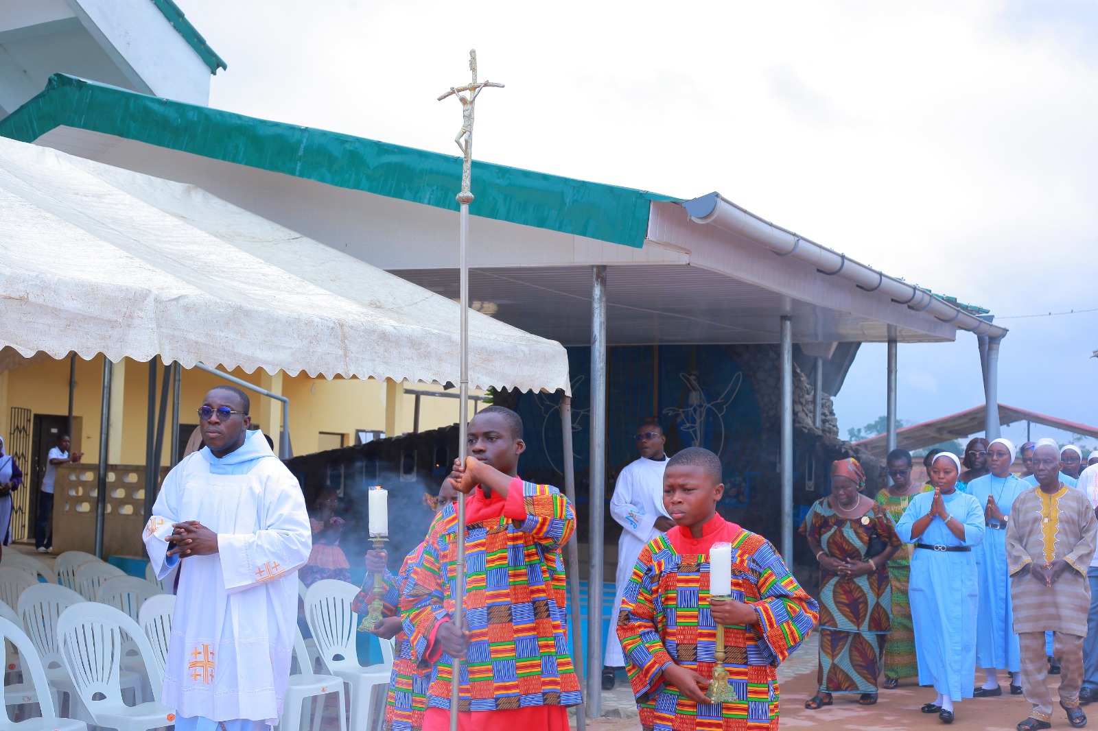 Cérémonie des 1ers vœux de 8 religieuses de la communauté Régina Pacis au sanctuaire saint Joseph de Memni, présidée par le père Raoul Mambo fondateur de la communauté et assisté du père Léonce Okoin recteur du sanctuaire en présence de la mère supérieure Innocence